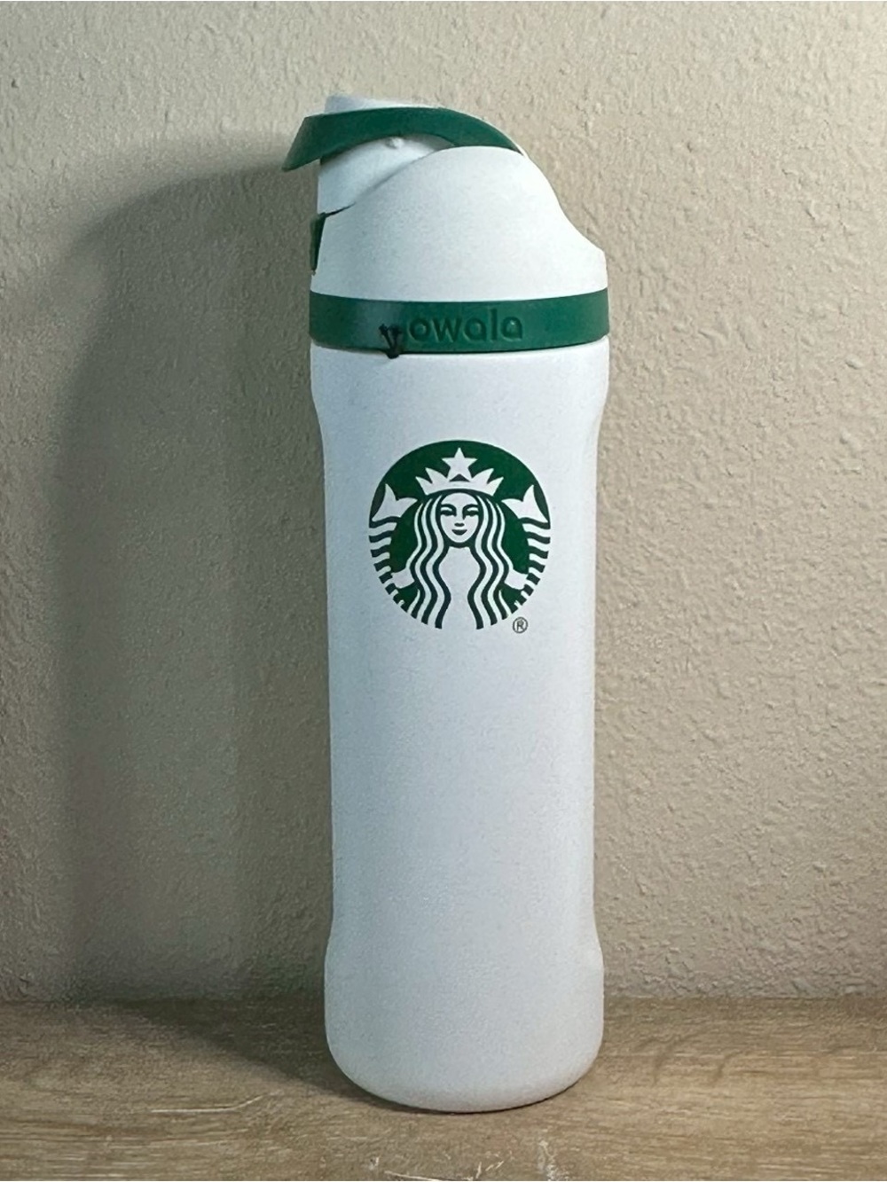 Starbucks x Owala FreeSip Insulated Tumbler 2026 White Limited Edition 24 OZ